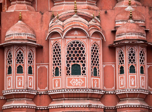 Công trình gồm 5 tầng, làm bằng đá sa thạch ánh hồng, càng góp phần tôn thêm vẻ đẹp của thành phố di sản Jaipur. 