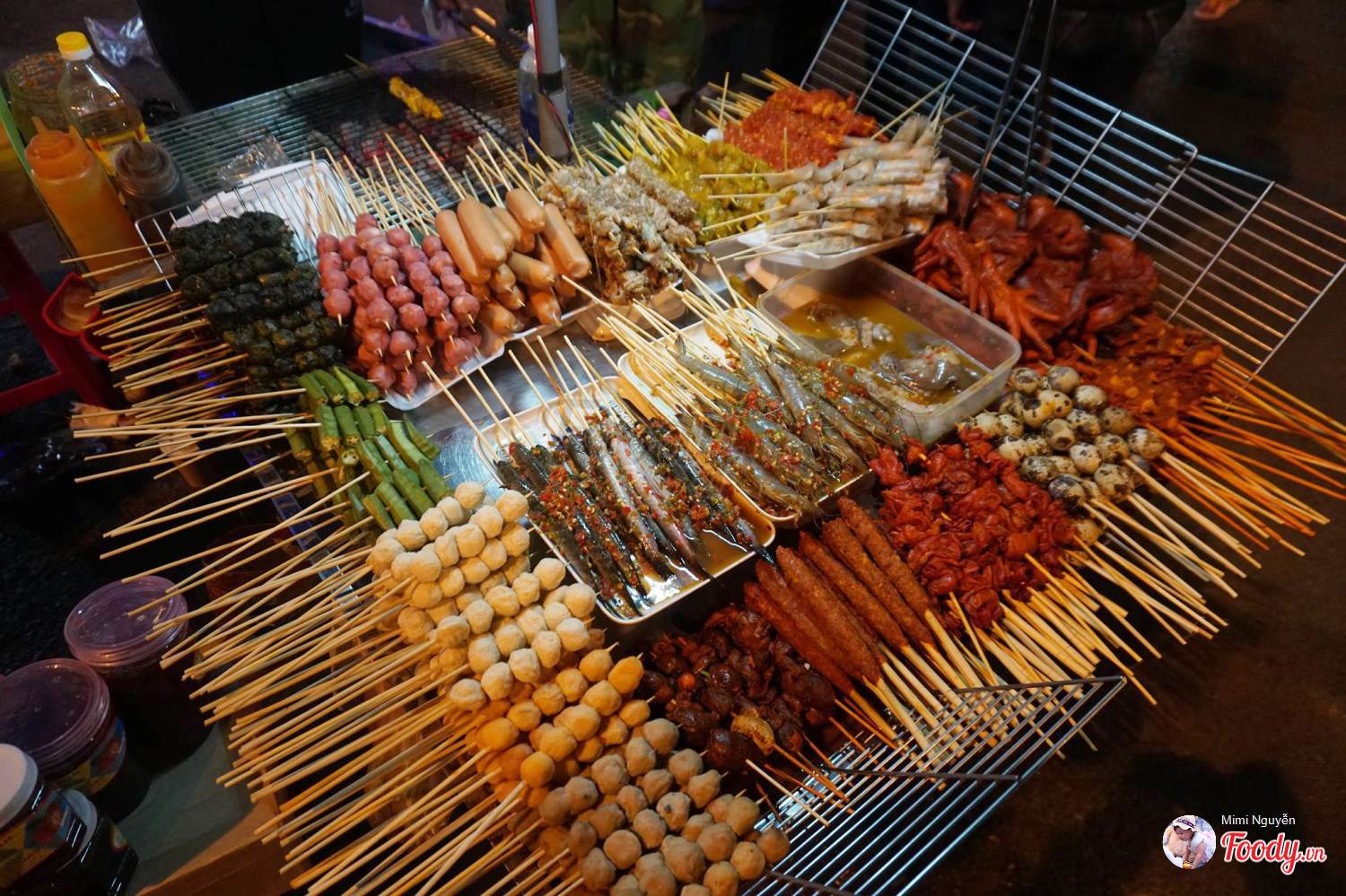 Khu chợ đêm tập trung đông đúc từ dọc cầu thang của khu Hòa Bình xuống chợ Đà Lạt, đặc biệt là các gian hàng đồ ăn rất nhộn nhịp. 