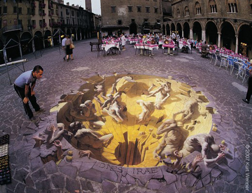 Bức tranh này được nghệ sĩ Kurt Wenner sáng tác trên một quảng trường có từ thời trung cổ ở Italy. Tác phẩm có tên Dies Irae. 