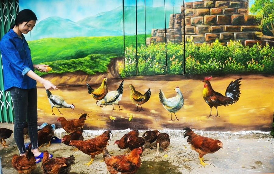 Phần lớn các bức bích họa đều là phong cảnh vùng cao, mô tả cuộc sống sinh hoạt hằng ngày gần gũi của đồng bào Dao Thanh Y như đàn gà đang ăn thóc...
