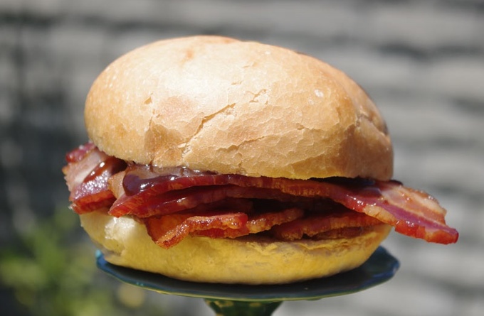 Bacon butty - Anh Là một trong những thức ăn sáng yêu thích của người Anh, món bánh chỉ có thịt heo ba rọi xông khói chiên, kẹp giữa hai miếng bánh sandwich. Tuy thịt khá béo và ngấy, nhưng khi rưới nước sốt HP lên trên thì lại trở thành sự kết hợp hoàn hảo. Người Anh từng thử biến tấu món ăn này bằng cách thêm các loại nguyên liệu khác, tuy nhiên cuối cùng họ vẫn giữ như ban đầu - Ảnh: mrbreakfast