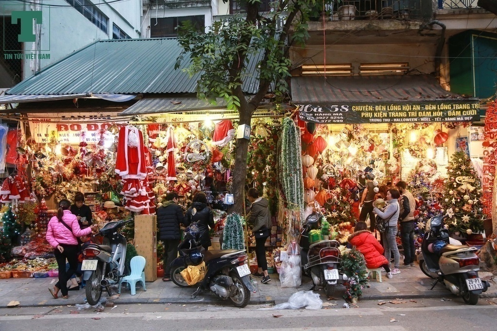 Từ cây thông, bóng trang trí hay cả những bộ đồ hoá trang thành ông già Noel xuất hiện ngập tràn trên con phố này.
