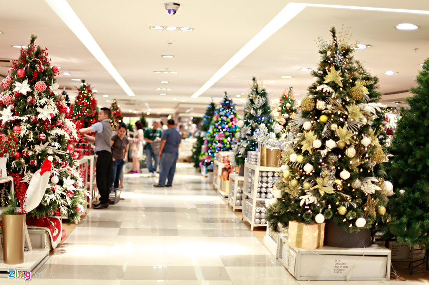 Các trung tâm thương mại dành một diện tích lớn trưng bày các vật dụng trang trí cho Giáng sinh. Những cây thông Noel với kích cỡ, kiểu dáng, màu sắc khác nhau được bày bán từ vài trăm nghìn đến vài triệu đồng. 