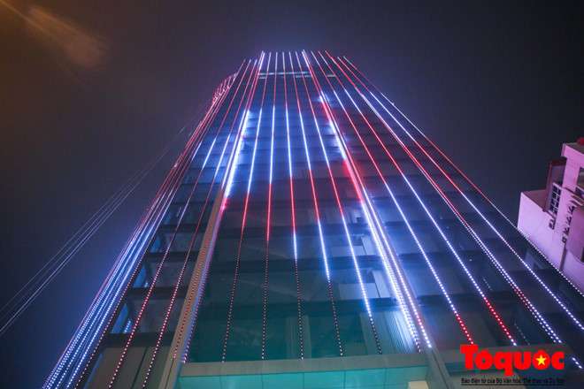 Những ngày gần đây, nhiều người dân Hà Nội khi đi qua tuyến đường Thái Hà - Láng Hạ không khỏi bất ngờ khi nhìn thấy tòa nhà VP Bank rực sáng với hệ thống đèn Led rực rỡ.