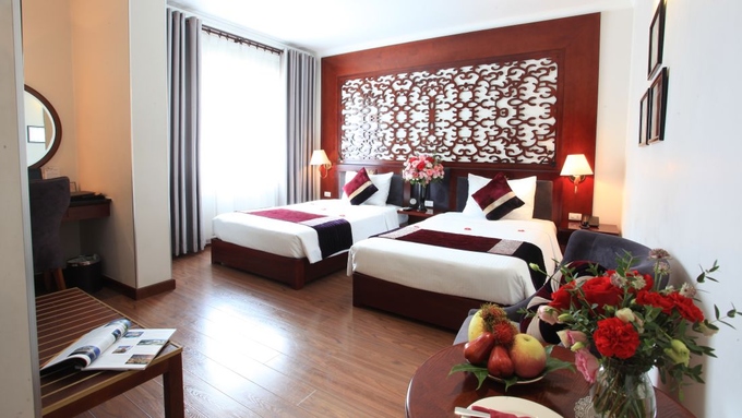 Essence Hanoi Hotel & Spa Khách sạn này được xem là một hòn ngọc trong lòng phố cổ. Khách sạn cung cấp 30 phòng, mỗi phòng được trang trí theo cảm hứng Việt Nam đương đại kết hợp công nghệ. Du khách có thể sử dụng máy tính xách tay miễn phí trong suốt thời gian lưu trú.