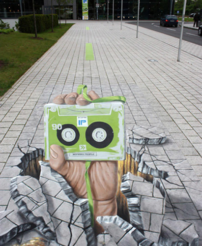 Một bức tranh 3D trên hè phố ở Cologne, Đức. Tác phẩm này của họa sĩ Manfred Stader . 