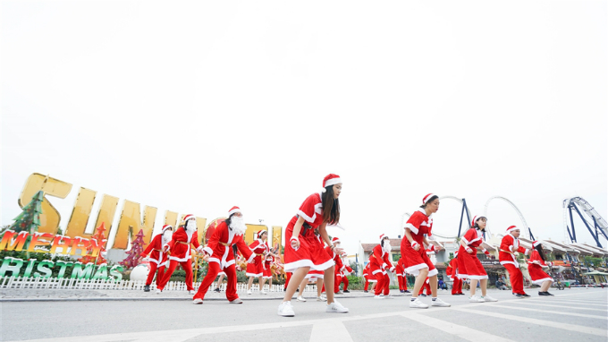 Khuấy động không khí Giáng sinh sẽ là những màn trình diễn nghệ thuật ánh sáng độc đáo như múa body painting phát quang, múa trang phục led, múa lửa, múa trống; belly dance cánh led, xiếc ánh sáng hay màn nhảy flash mob của các ông già Noel trẻ trung.