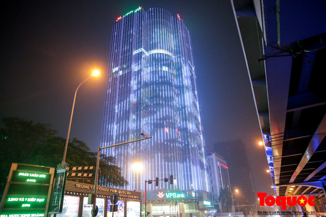 Tòa nhà được trang bị hệ thống chiếu sáng trang trí bằng công nghệ đèn Led hiện đại nhất hiện nay gồm gần 40 nghìn cụm bóng Led có gắn IC để có thể được bộ điều khiển phối hợp với nhau biến cả tòa nhà thành 1 màn hình khổng lồ