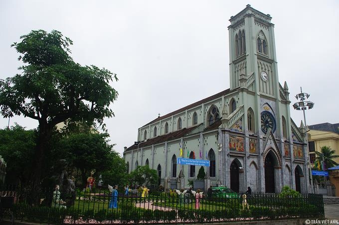 Nằm ở ngay trung tâm thành phố Nam Định, nhà thờ lớn Nam Định không quá to lớn và cầu kì nhưng vẫn thu hút du khách bởi vẻ trang nghiêm của nó.