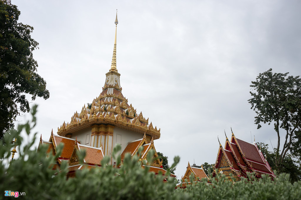 Bên cạnh đó, ở phía đối diện đền Huay Mongkol còn có một ngôi chùa vàng được xây dựng theo đặc trưng kiến trúc của người Thái dành cho các Phật tử có thể chiêm bái, cầu nguyện.