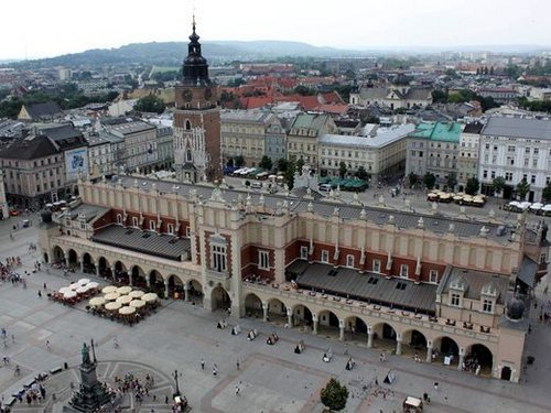 Hai trung tâm chính dành cho du khách ở Ba Lan là thủ đô Warsaw và cố đô Krakow. Ngoài ra, Ba Lan còn nổi tiếng với món xúc xích kielbasa. Ảnh: AP. 