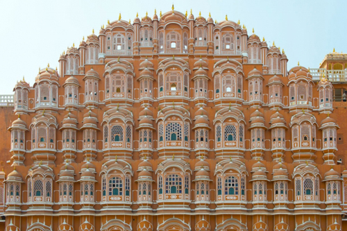 Hawa Mahal đặc biệt nổi bật vào buổi sáng sớm khi những tia nắng đầu tiên thắp sáng toàn bộ cung điện. Đây cũng là điểm đến không thể bỏ qua của du khách khi đến với thành phố hồng Jaipur. 