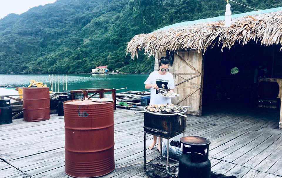 Sau khi chèo thuyền và chụp ảnh mệt nghỉ, bạn có thể tự tay nướng BBQ và thưởng thức tiệc hải sản tươi ngon trên nhà bè cướp biến Trà Báu Prites 