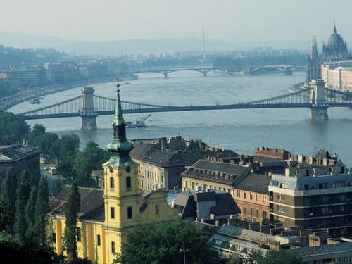 Hầu hết du khách đến Hungary đều tập trung ở thành phố Budapest với nền văn hoá độc đáo, bề dày lịch sử, cảnh quan với kiến trúc cổ kính và các món ăn ngon. Ảnh: USA Today. 