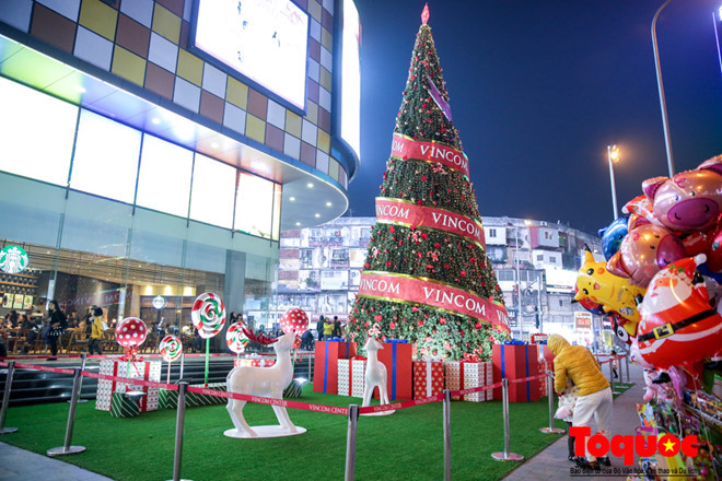 Cây thông Noel tỏa sáng xuất hiện ở nhiều nơi. Trong ảnh là TTTM Vincom Phạm Ngọc Thạch .