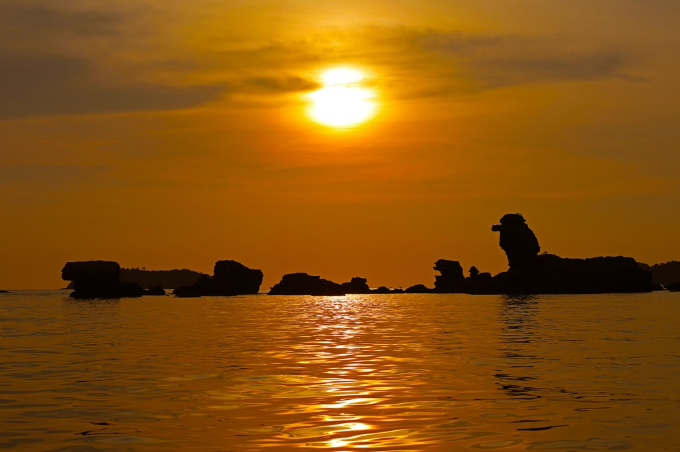 Hoàng hôn rơi trên hòn Dăm Ngang, phía sau những khối đá mang hình hai con sư tử biển rất lãng mạn.