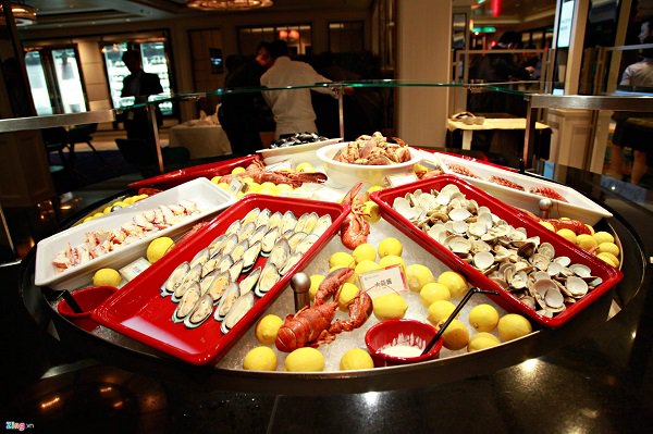World Dream có hàng chục nhà hàng phục vụ các món ăn đặc trưng của phương Đông đến những thực đơn nổi tiếng của phương Tây. 