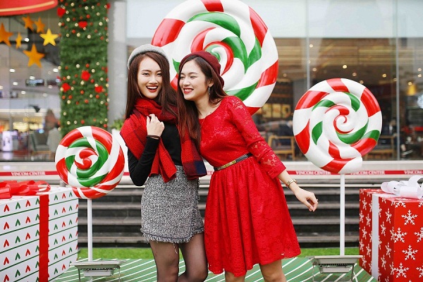 “Lâu đài kẹo ngọt” tại Vincom Center Phạm Ngọc Thạch là nơi cùng bạn bè lưu lại những khoảnh khắc vui nhộn và đáng yêu trong mùa Giáng sinh này 