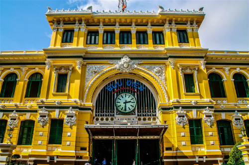 Bưu điện trung tâm Sài Gòn là một công trình cổ vẫn gìn giữ nhiều nét đẹp thời Pháp thuộc. Ảnh: James Pham. 