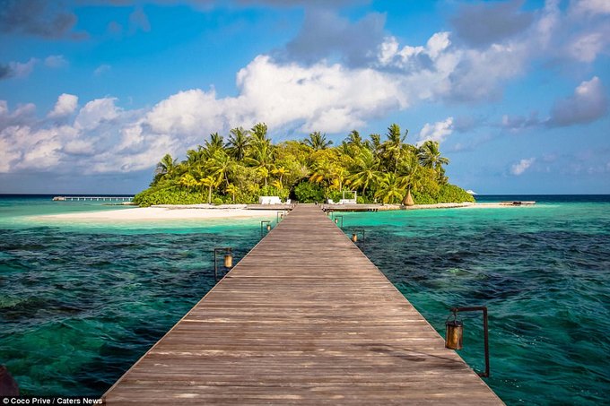 Du khách muốn tìm chỗ yên tĩnh để nghỉ dưỡng trong năm mới này có thể chọn một hòn đảo riêng tư và xinh đẹp nằm giữa biển. Coco Prive ở Madives là một hòn đảo không chỉ có cảnh đẹp tự nhiên hút hồn người mà còn có 30 nhân viên làm việc phục vụ du khách. 