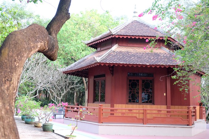Vị trí của cây bồ đề nổi tiếng của ngôi chùa là nơi các Phật tử thường xuyên đến chiêm bái thưởng ngoạn.