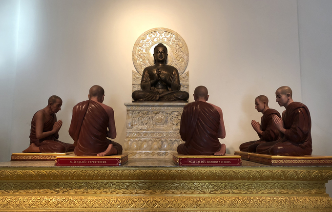 Theo hệ Phật giáo nguyên thủy Nam tông nên trong chùa, dễ thấy chỉ có tượng Phật Thích Ca, chùa cũng không nghi ngút nhang khói như các chùa Bắc phái.