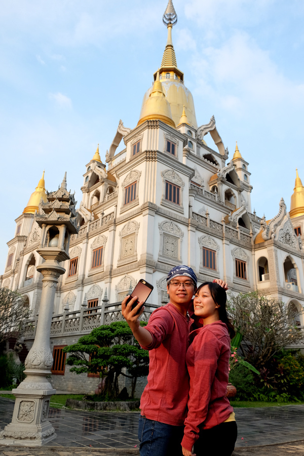 Đỉnh tháp sơn vàng và cấu trúc của tòa tháp giống với một số ngôi chùa ở Thái Lan nên nhiều người quen gọi chùa Bửu Long là chùa Thái Lan mà không biết ngôi chùa là của người Việt. Không chỉ Phật tử có tuổi, vẻ đẹp của ngôi chùa còn thu hút các bạn trẻ đến tham quan. 