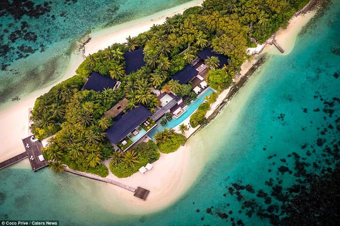 Đây là đảo nghỉ dưỡng biệt lập ở Maldives có giá thuê một đêm lên tới hơn 45.000 USD. Đảo có một nhà chính với 5 biệt thự xung quanh nên du khách có thể đi theo nhóm bạn bè hoặc đưa cả gia đình tới tận hưởng. 