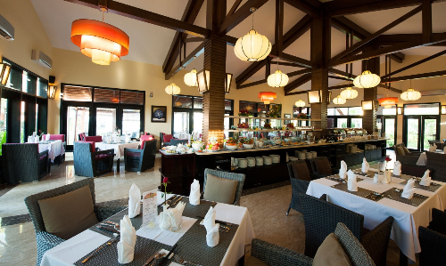 Nhà hàng trong resort được thiết kế theo phong cách châu Âu sang trọng, nằm bên khu biển ngay trung tâm khu nghỉ dưỡng có không gian sân vườn rộng thoáng. 