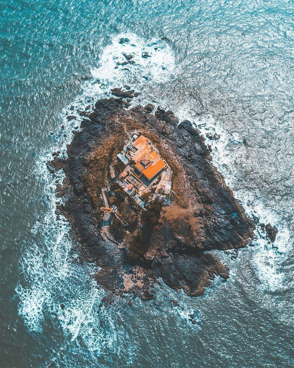 Trên đảo có ngôi miếu nhỏ gọi là Miếu Bà, là nơi thờ cúng bà Thủy Long thần nữ với mong muốn bà che chở cho những người đánh cá trên biển. 