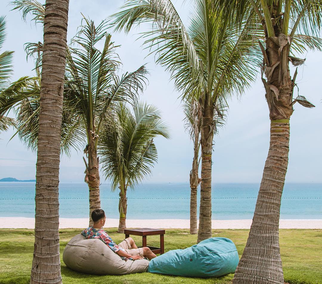 Đắm mình trong khung cảnh yên tĩnh bên bờ biển Bãi Dài thuộc Vịnh Cam Ranh. Dang Le on Instagram 