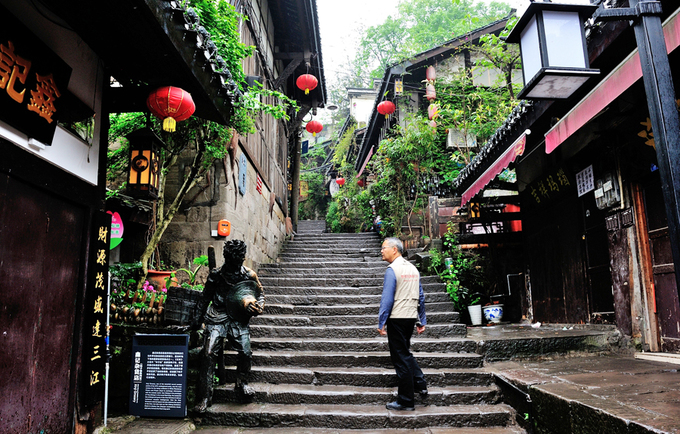 Phố cổ Ciqikou nằm ở ngoại ô thành phố nổi tiếng với những con dốc bậc đá cổ kính, hai bên đường là các quán trà lầu đèn lồng đỏ cùng những cửa tiệm, nhà hàng đậm chất Trung Hoa phong kiến. Mỗi dịp lễ Tết, Ciqikou đón lượng khách du lịch nội địa khá lớn.