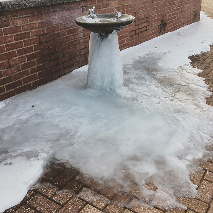Nhiệt độ xuống thấp tới nỗi ngay cả một bồn nước công cộng cũng "không chịu nổi nhiệt".