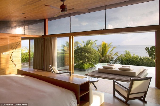 Một số phòng ngủ ở resort này cũng có view ngắm hướng thẳng ra biển. Hòn đảo Coco Prive có rất nhiều loại cây nhiệt đới, vừa cho bóng mát lẫn hoa quả như xoài, dừa, cọ, hoa đại, dâm bụt biển, hoa giấy... 