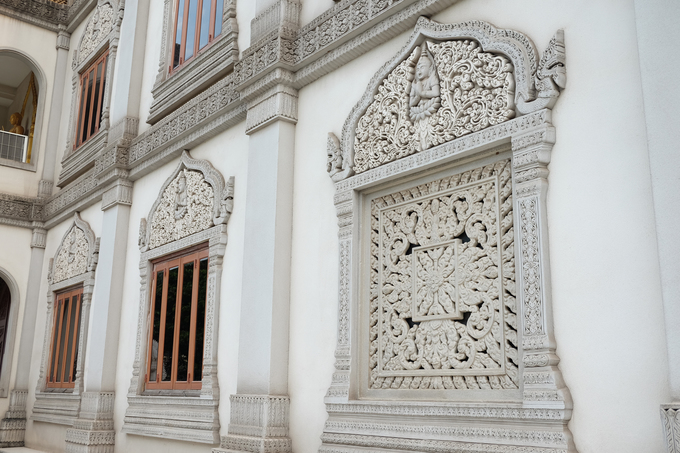 Kiến trúc Ấn Độ đậm nét trong cách chạm trổ các khung cửa sổ của các tầng tháp.