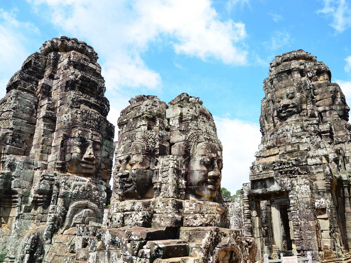 Đền Bayon khi du lịch Campuchia 