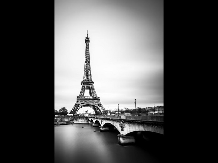 Tháp Eiffel Paris là một trong những công trình kiến trúc nổi tiếng nhất thế giới. Tranh Tháp Eiffel Paris đưa chúng ta đến với một thành phố với vẻ đẹp lãng mạn, tinh tế và đầy cuốn hút. Hãy cùng chiêm ngưỡng những tầng, những nhịp cầu và những gam màu đặc trưng của thành phố Paris trong tranh Tháp Eiffel Paris.