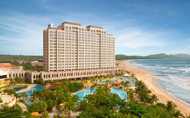 Khuyến mãi đầu năm Holiday Inn Resort Hồ Tràm Beach 2022 2