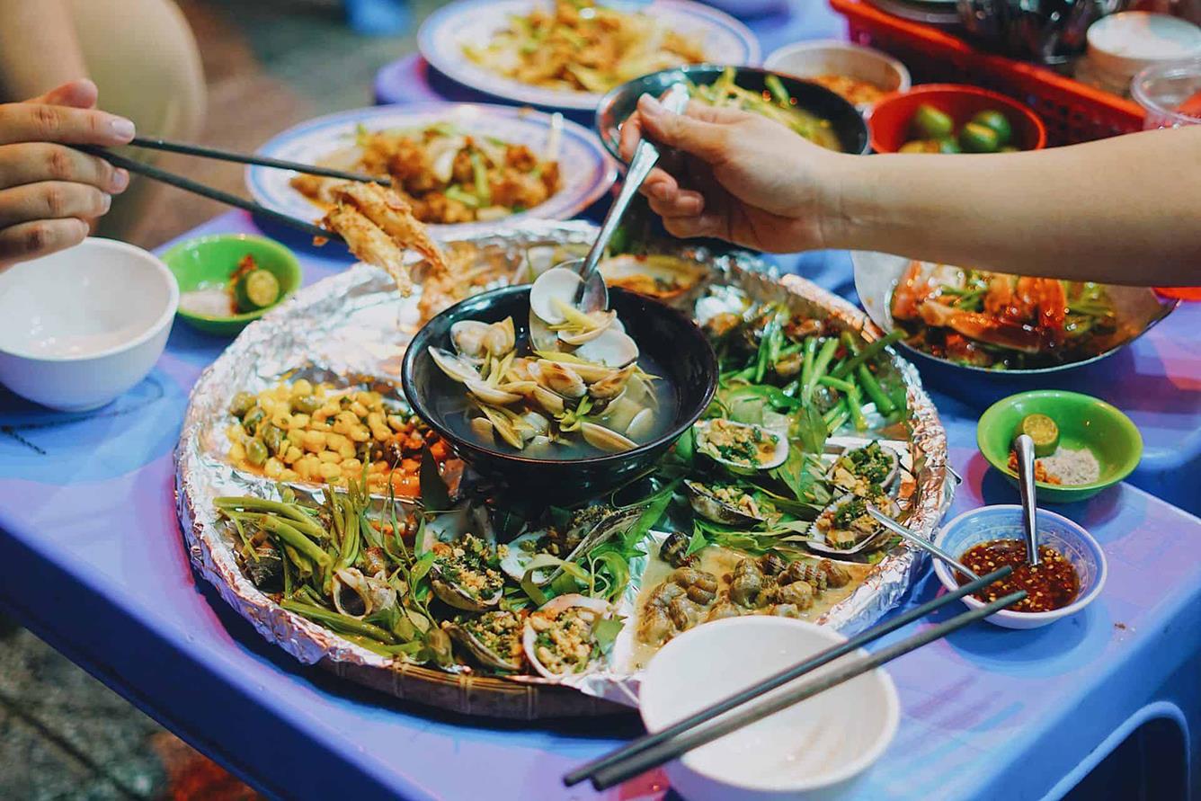Khu ẩm thực đêm ở Sài Gòn 1